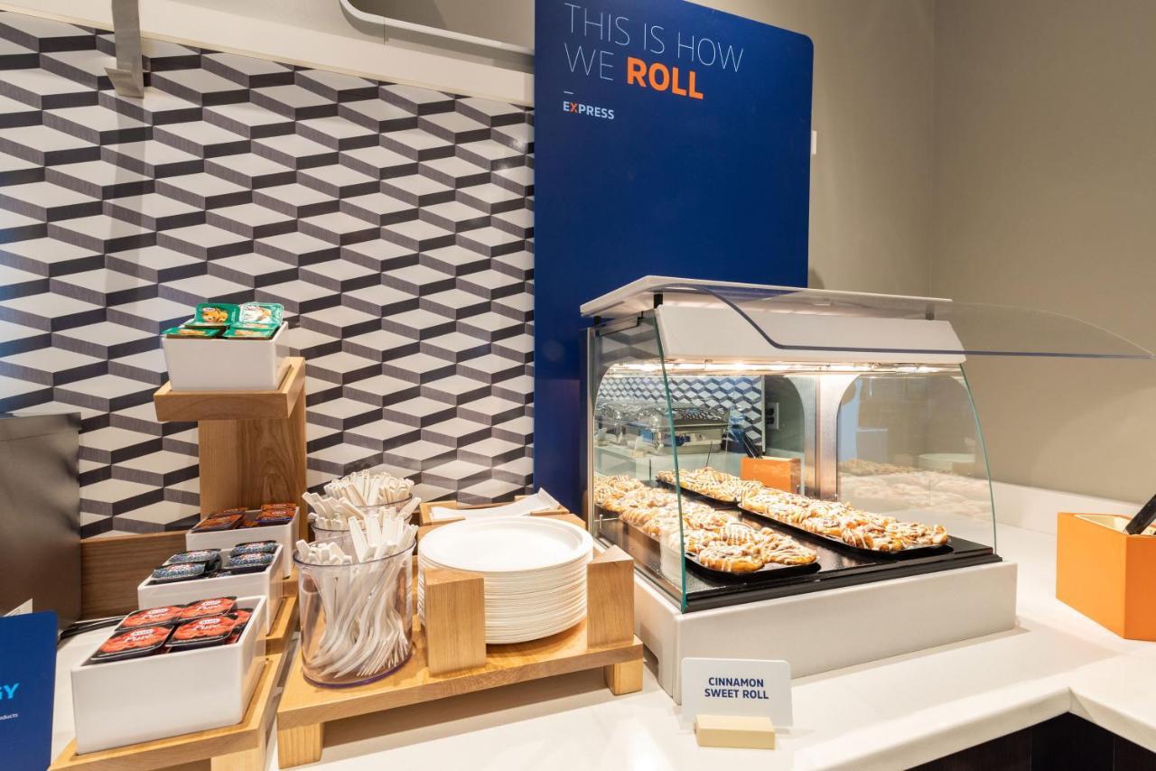 Holiday Inn Express Chicago - Magnificent Mile By Ihg Bagian luar foto