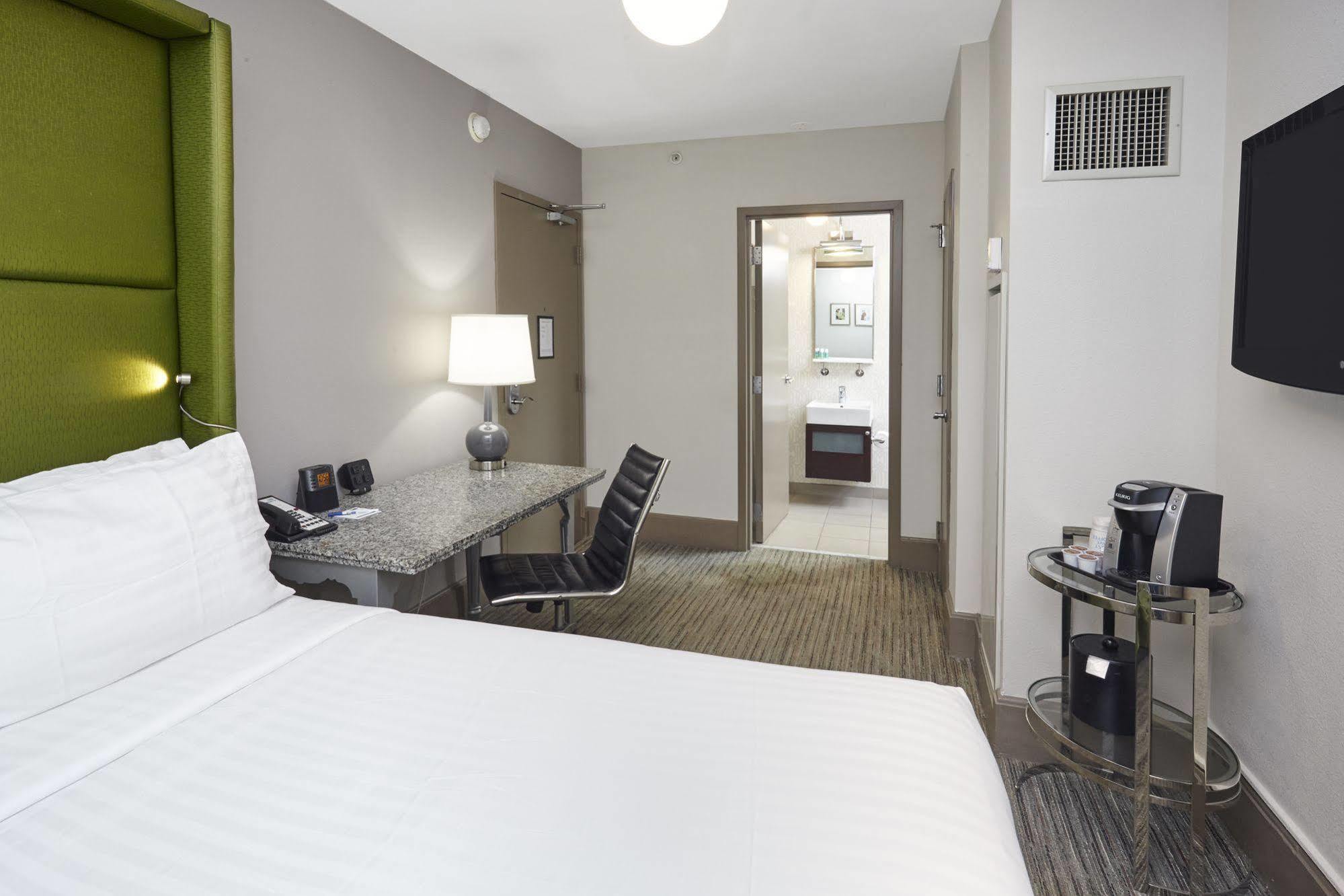 Holiday Inn Express Chicago - Magnificent Mile By Ihg Bagian luar foto